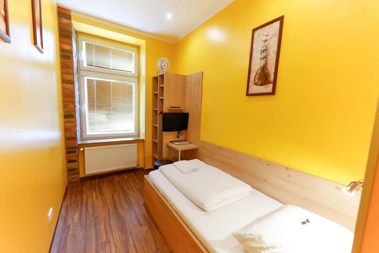 Do Step Inn Home - Hotel & Hostel Bécs